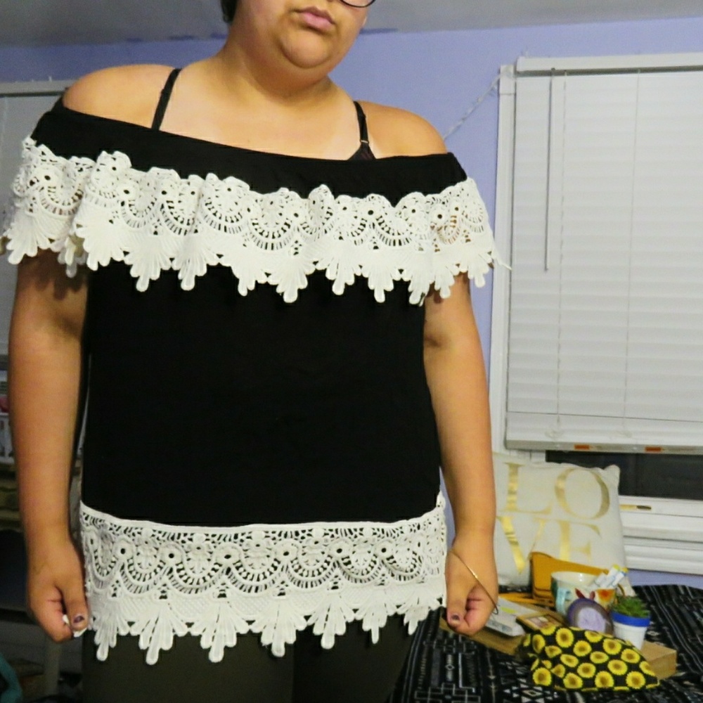 Off the shoulder white late blouse